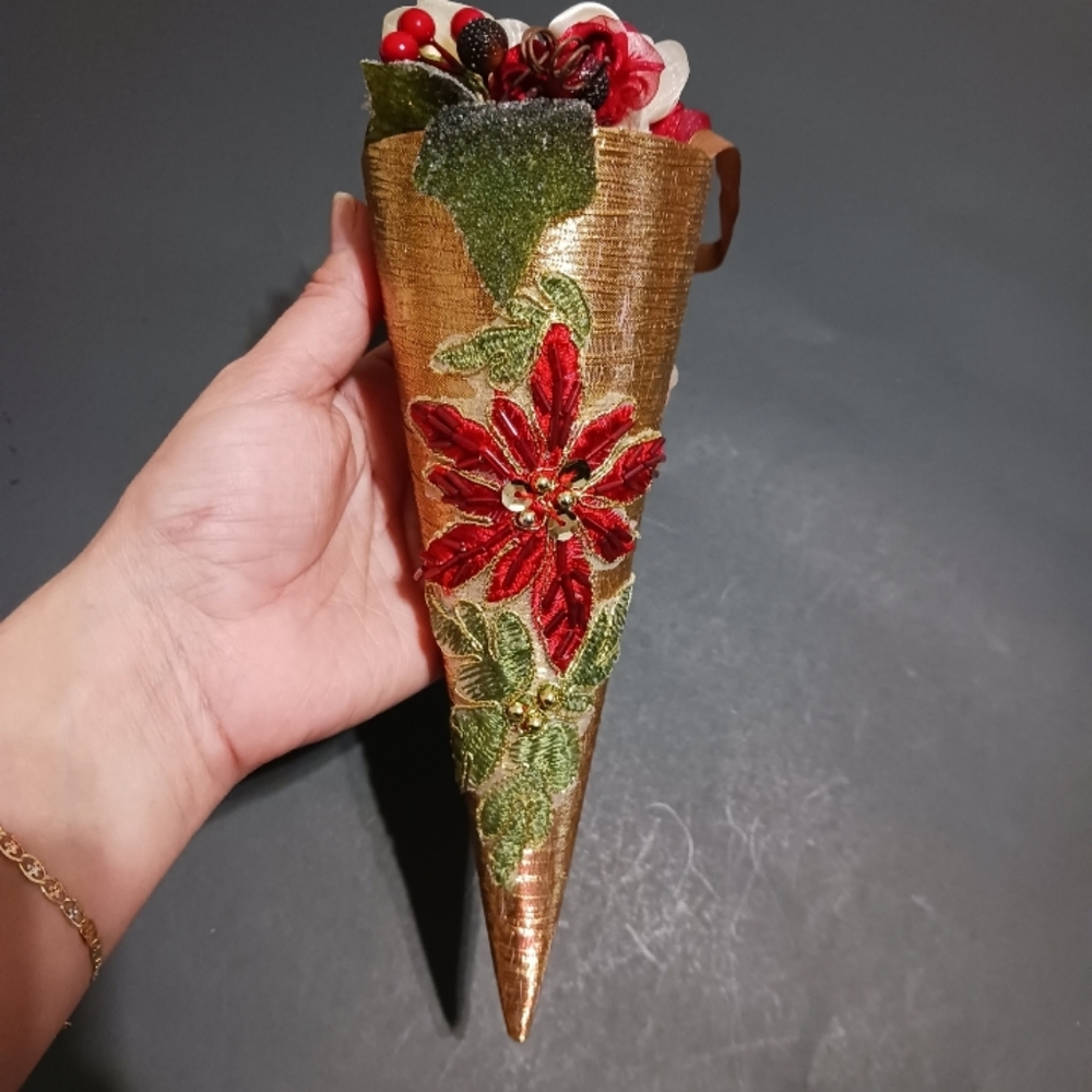 Christmas Tussie Mussie Cone, 1 piece